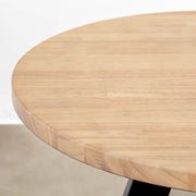 かなでもののラバーウッドアッシュの天板とマットブラックの3pinアイアン脚を組み合わせたすっきりとしたデザインのカフェテーブル（天板表）