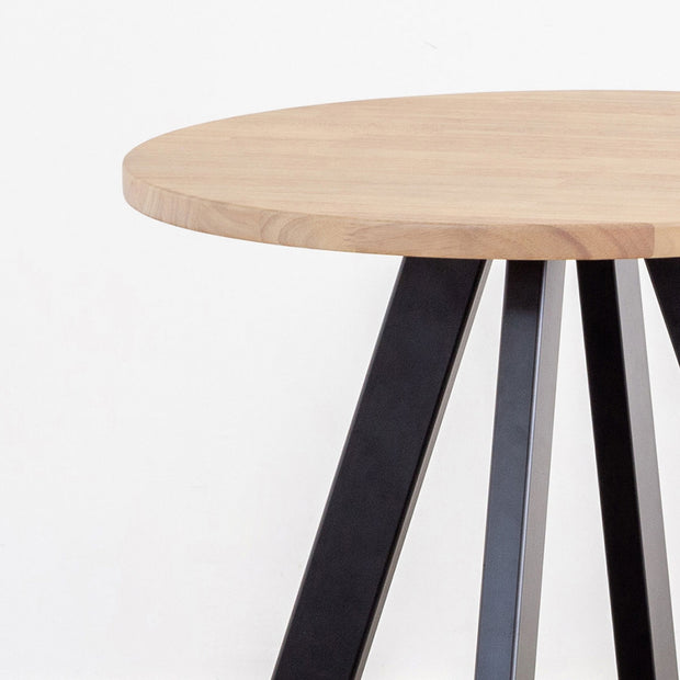かなでもののアッシュの天板とマットブラックの4pinアイアン脚を組み合わせたすっきりとしたデザインの直径65cmのカフェテーブル（天板・脚）