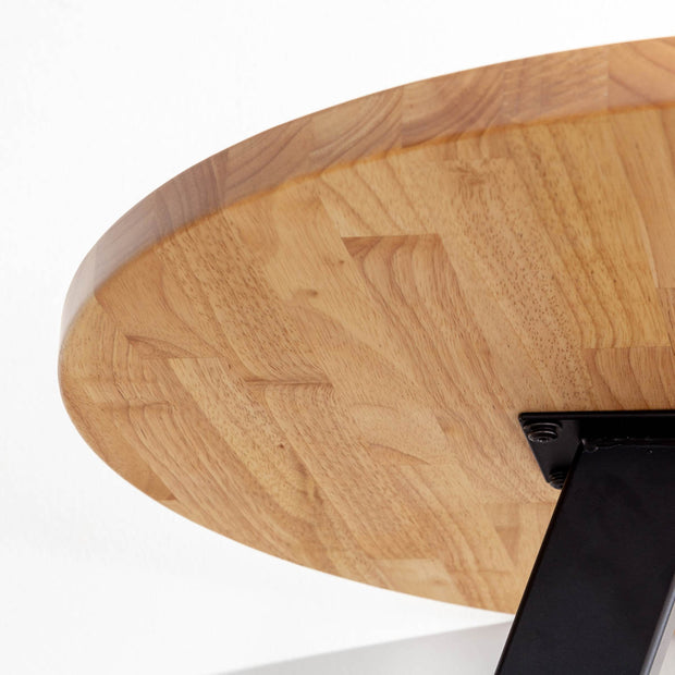 かなでもののアッシュの天板とマットブラックの4pinアイアン脚を組み合わせたすっきりとしたデザインの直径65cmのカフェテーブル（天板裏）