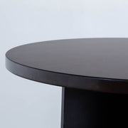 kanademonoのラバーウッドブラックブラウン天板とマットブラックのフラットプレート鉄脚を使用したすっきりとしたデザインの直径65cmカフェテーブル（厚み）