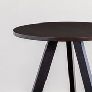 かなでものラバーウッドブラックブラウンの天板とマットブラックの3pinアイアン脚を組み合わせたすっきりとしたデザインのカフェテーブル（天板と脚）