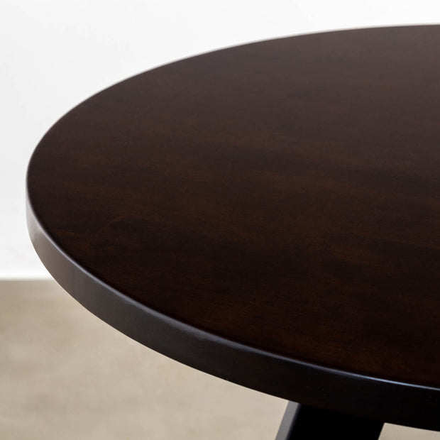 かなでものラバーウッドブラックブラウンの天板とマットブラックの3pinアイアン脚を組み合わせたすっきりとしたデザインのカフェテーブル（天板表）