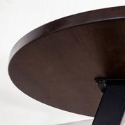 かなでものラバーウッドブラックブラウンの天板とマットブラックの3pinアイアン脚を組み合わせたすっきりとしたデザインのカフェテーブル（天板裏）