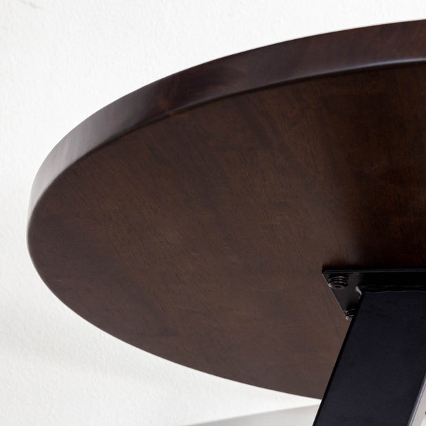 かなでものラバーウッドブラックブラウンの天板とマットブラックの3pinアイアン脚を組み合わせたすっきりとしたデザインのカフェテーブル（天板裏）