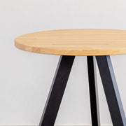 かなでものラバーウッドナチュラルの天板とマットブラックの3pinアイアン脚を組み合わせたすっきりとしたデザインのカフェテーブル（天板と脚）