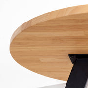 かなでものラバーウッドナチュラルの天板とマットブラックの3pinアイアン脚を組み合わせたすっきりとしたデザインのカフェテーブル（天板裏）