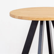 かなでもののラバーウッドの天板とマットブラックの4pinアイアン脚を組み合わせたすっきりとしたデザインの直径65cmのカフェテーブル（天板・脚）