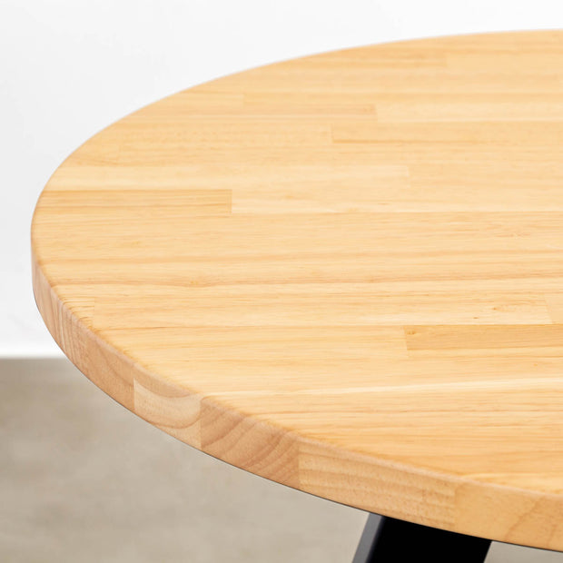 かなでもののラバーウッドの天板とマットブラックの4pinアイアン脚を組み合わせたすっきりとしたデザインの直径65cmのカフェテーブル（天板）