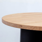 kanademonoのラバーウッドナチュラル天板とマットブラックのフラットプレート鉄脚を使用したすっきりとしたデザインの直径65cmカフェテーブル（厚み）