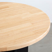 kanademonoのラバーウッドナチュラル天板とマットブラックのフラットプレート鉄脚を使用したすっきりとしたデザインの直径65cmカフェテーブル（木目）