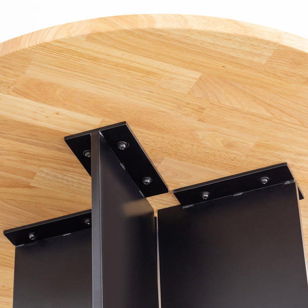 kanademonoのラバーウッドナチュラル天板とマットブラックのフラットプレート鉄脚を使用したすっきりとしたデザインの直径65cmカフェテーブル（天板裏）