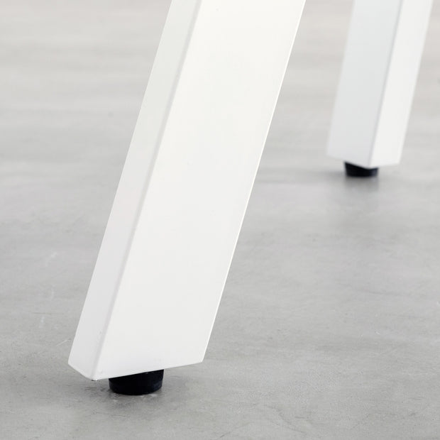 かなでもののラバーウッドの天板とホワイトの4pinアイアン脚を組み合わせたすっきりとしたデザインの直径65cmのカフェテーブル（脚）