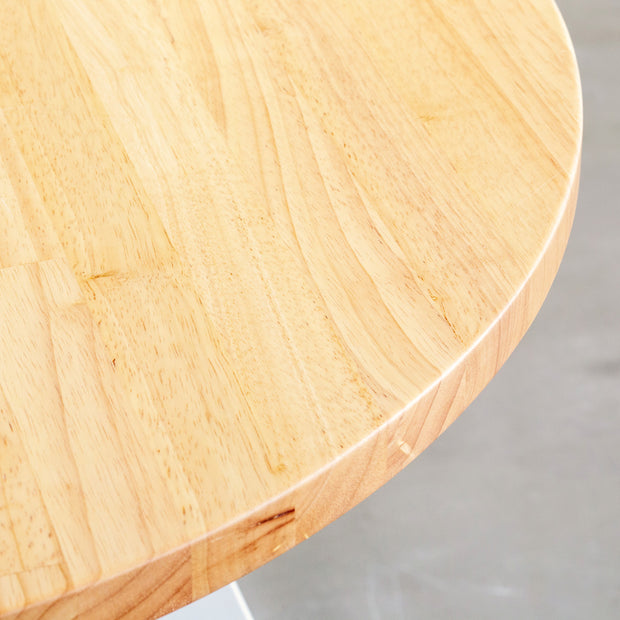 かなでもののラバーウッドの天板とホワイトの4pinアイアン脚を組み合わせたすっきりとしたデザインの直径65cmのカフェテーブル（天板2）