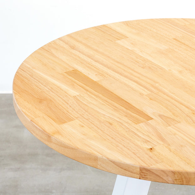 かなでもののラバーウッドの天板とホワイトの4pinアイアン脚を組み合わせたすっきりとしたデザインの直径65cmのカフェテーブル（天板）