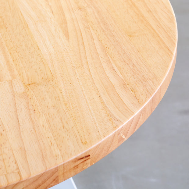 かなでもののラバーウッドの天板とホワイトの4pinアイアン脚を組み合わせたすっきりとしたデザインの直径100cmのカフェテーブル（天板2）