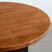 kanademonoのラバーウッドチークブラウン天板とマットブラックのフラットプレート鉄脚を使用したすっきりとしたデザインの直径65cmカフェテーブル（木目）