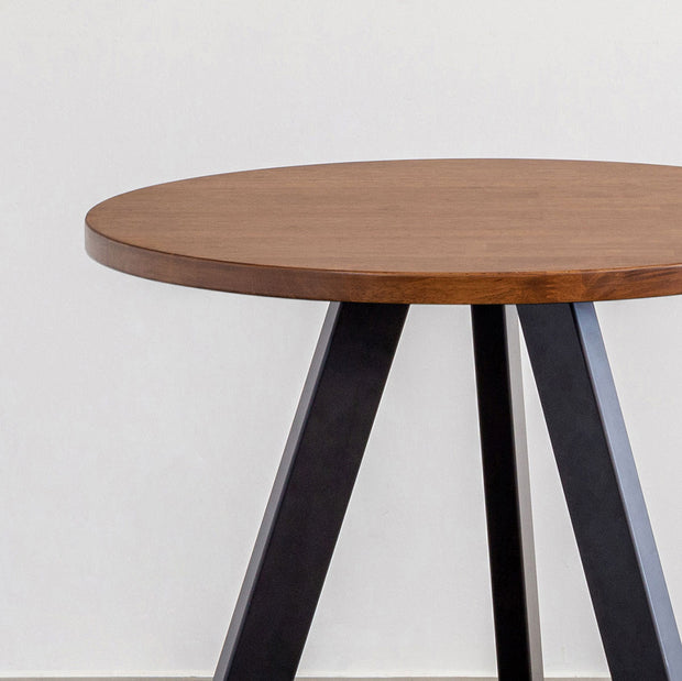 かなでものラバーウッドチークブラウンの天板とマットブラックの3pinアイアン脚を組み合わせたすっきりとしたデザインのカフェテーブル（天板・脚）
