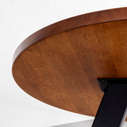 かなでもののチークブラウンの天板とマットブラックの4pinアイアン脚を組み合わせたすっきりとしたデザインの直径65cmのカフェテーブル（天板裏）