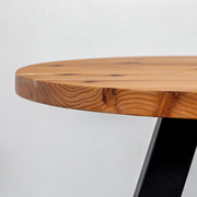 かなでものの杉無垢の天板とマットブラックの3pinアイアン脚を組み合わせたすっきりとしたデザインのカフェテーブル（天板横）
