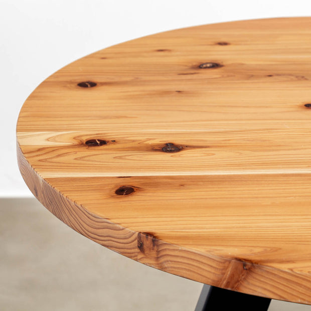 かなでものの杉無垢の天板とマットブラックの3pinアイアン脚を組み合わせたすっきりとしたデザインのカフェテーブル（天板表）
