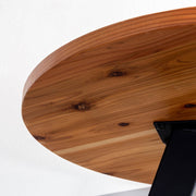 かなでものの杉無垢の天板とマットブラックの3pinアイアン脚を組み合わせたすっきりとしたデザインのカフェテーブル（天板裏）
