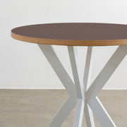 KanademonoのリノリウムMAUVE天板とX型ホワイト脚を組み合わせたラウンド型のカフェテーブル（天板と脚）