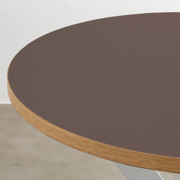 KanademonoのリノリウムMAUVE天板とX型ホワイト脚を組み合わせたラウンド型のカフェテーブル（天板表面）