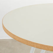 KanademonoのリノリウムMUSHROOM天板とトライアングルホワイト脚3本を組み合わせたラウンド型のカフェテーブル（天板表面）