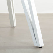 Kanademonoのラバーウッドナチュラル天板とトライアングルホワイト脚3本を組み合わせたラウンド型のカフェテーブル（脚）