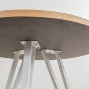 KanademonoのリノリウムMUSHROOM天板とトライアングルホワイト脚3本を組み合わせたラウンド型のカフェテーブル（脚・ボルト）
