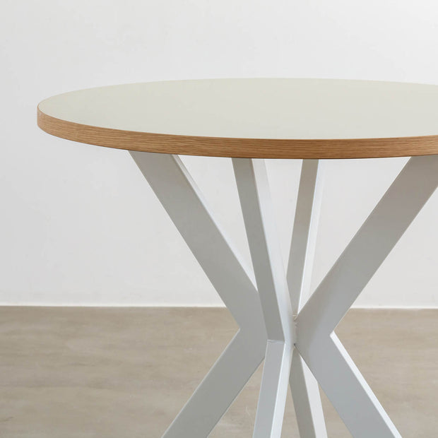 Kanademonoのリノリウム MUSHROOM天板とX型ホワイト脚を組み合わせたラウンド型のカフェテーブル（天板と脚）