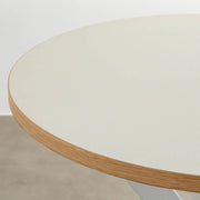 KanademonoのリノリウムMUSHROOM天板とX型ホワイト脚を組み合わせたラウンド型のカフェテーブル（天板表面）