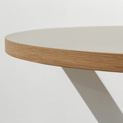 KanademonoのリノリウムPEBBLE天板とX型ホワイト脚を組み合わせたラウンド型のカフェテーブル（天板厚み）