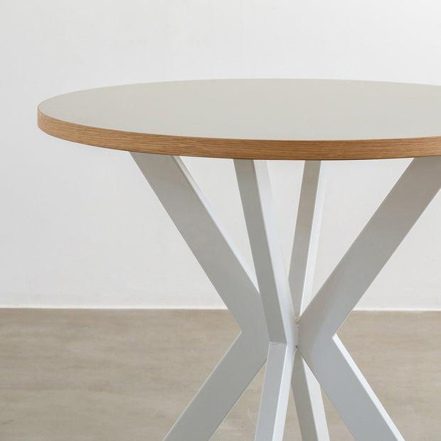 KanademonoのリノリウムPEBBLE天板とX型ホワイト脚を組み合わせたラウンド型のカフェテーブル（天板と脚）