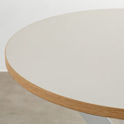 KanademonoのリノリウムPEBBLE天板とX型ホワイト脚を組み合わせたラウンド型のカフェテーブル（天板表面）