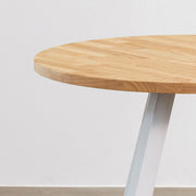 かなでもののラバーウッドの天板とホワイトの4pinアイアン脚を組み合わせたすっきりとしたデザインの直径80cmのカフェテーブル（天板と脚）