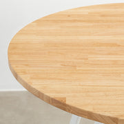 Kanademonoのラバーウッドナチュラル天板とトライアングルホワイト脚3本を組み合わせたラウンド型のカフェテーブル（天板1）