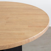 kanademonoのラバーウッドアッシュ天板とマットブラックのフラットプレート鉄脚を使用したすっきりとしたデザインの直径80cmカフェテーブル（木目）