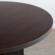 kanademonoのラバーウッドブラックブラウン天板とマットブラックのフラットプレート鉄脚を使用したすっきりとしたデザインの直径80cmカフェテーブル（木目）