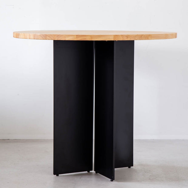 かなでもののナチュラルな雰囲気のラバーウッドとマットブラックのストレートテーブル脚を組み合わせたすっきりとしたデザインのカフェテーブル2