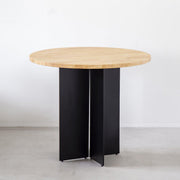 かなでもののナチュラルな雰囲気のラバーウッドとマットブラックのストレートテーブル脚を組み合わせたすっきりとしたデザインのカフェテーブル