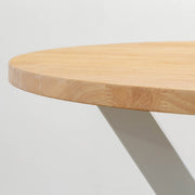 Kanademonoのラバーウッドナチュラル天板とX型ホワイト脚を組み合わせたラウンド型のカフェテーブル（天板2）