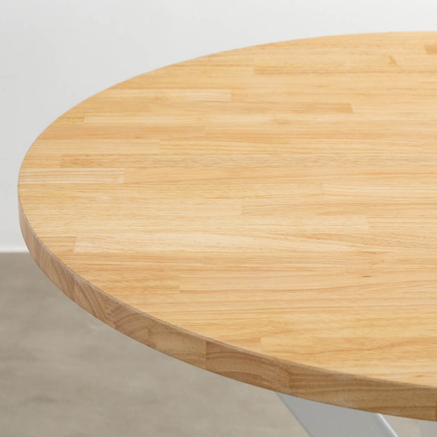 Kanademonoのラバーウッドナチュラル天板とX型ホワイト脚を組み合わせたラウンド型のカフェテーブル（天板）
