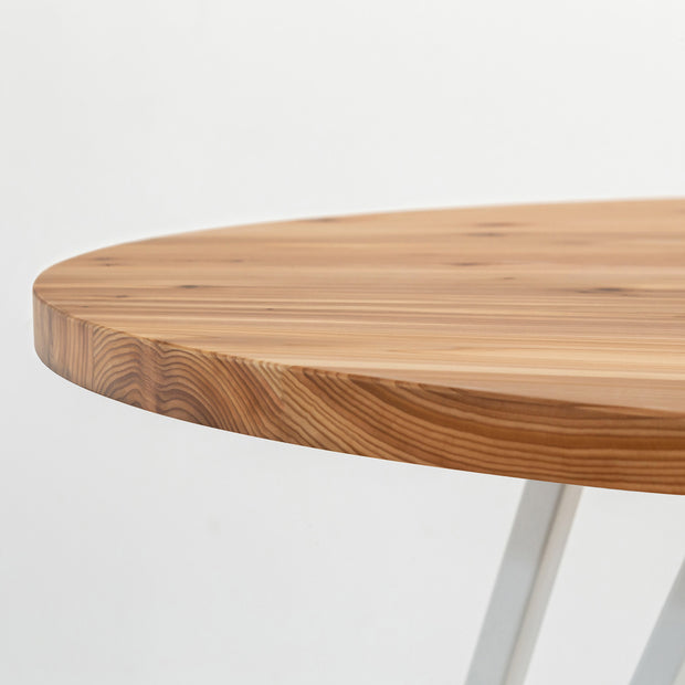 Kanademonoの杉無垢天板とトライアングルホワイト脚3本を組み合わせたラウンド型のカフェテーブル（天板2）