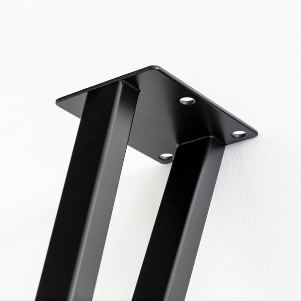 Kanademonoの三角のアイアンチューブが華やかな印象のカフェテーブル脚3本セット（上部プレート部分・下からのアングル）