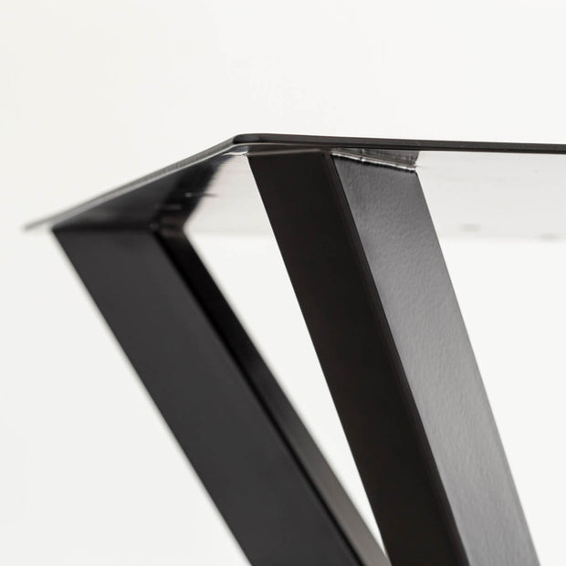 KanademonoのアイアンチューブのXラインが珍しくデザイン性の高いカフェテーブル脚（上部プレート部分の厚み・クローズアップ）