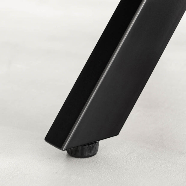 KanademonoのアイアンチューブのXラインが珍しくデザイン性の高いカフェテーブル脚（脚元・クローズアップ）