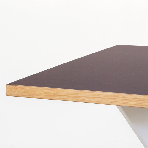 KanademonoリノリウムMauveのスクエア天板とデザイン性の高いXラインのホワイト脚を組み合わせたカフェテーブル（天板）
