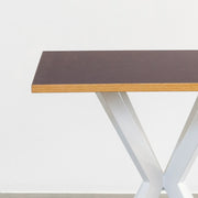 KanademonoリノリウムMauveのスクエア天板とデザイン性の高いXラインのホワイト脚を組み合わせたカフェテーブル（天板と脚）