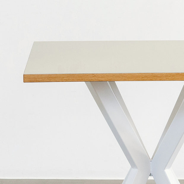 KanademonoリノリウムMushroomのスクエア天板とデザイン性の高いXラインのホワイト脚を組み合わせたカフェテーブル（天板と脚）